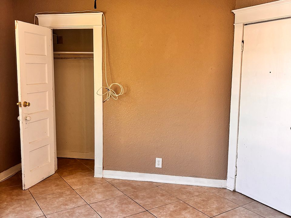 2nd image of 828 Hawthorne Pl #2