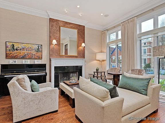 3rd image of 1924 N Winchester Ave