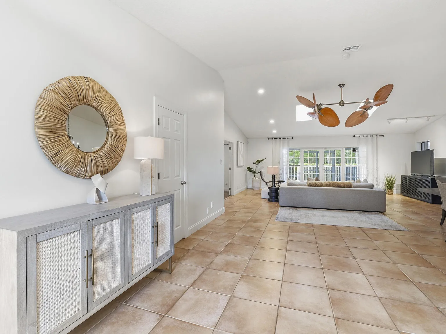 4 bed, 2.5 bath, 2422 sqft, $4,500 — Photo 4