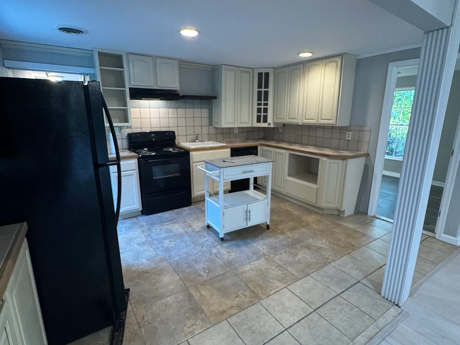 3 bed, 1.5 bath, 2000 sqft, $1,850 — Photo 3