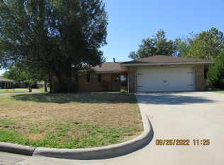 5702 NW Cedarwood Dr, Lawton, OK 73505