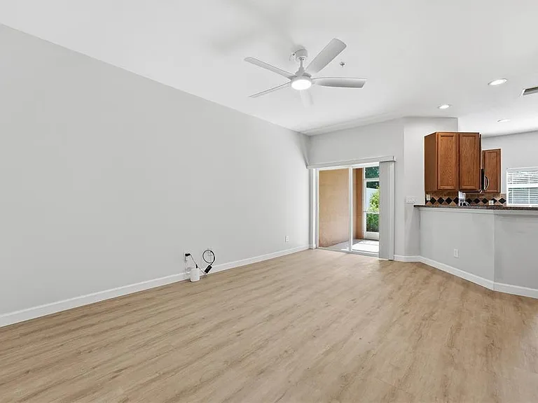 1346 Grantham Dr — Photo 6