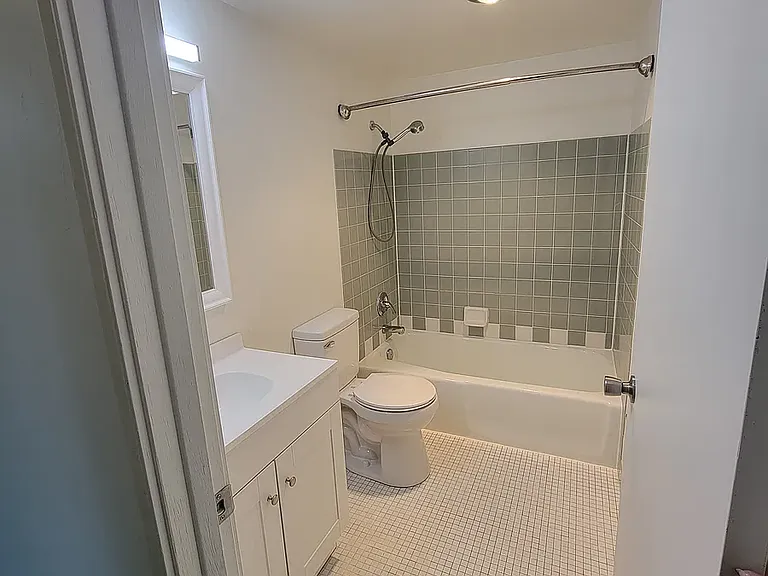 1115 Moreland St #4 — Photo 4