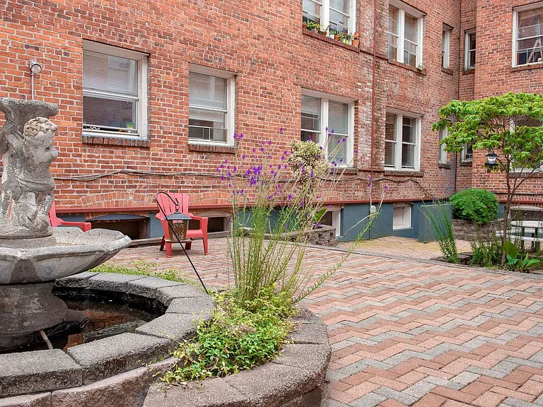 Abbottsford Apartments — Photo 103
