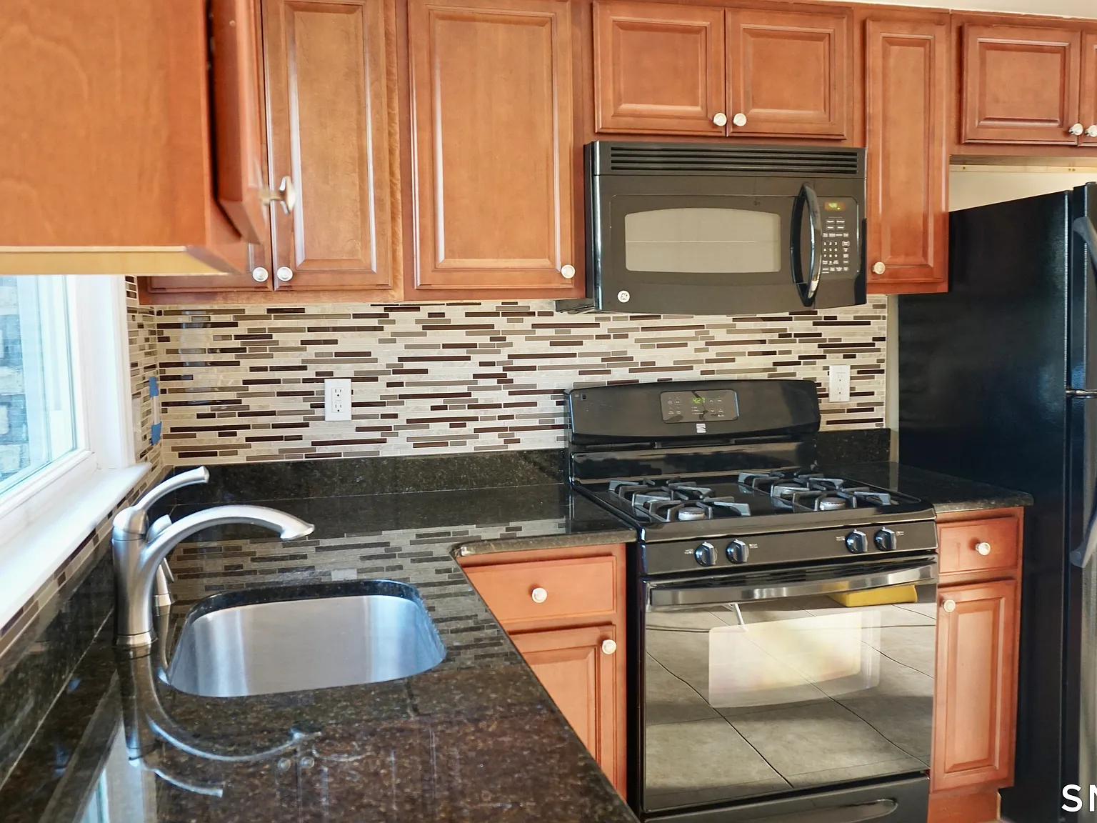 2 bed, 1.0 bath, 3248 sqft, $2,200 — Photo 2