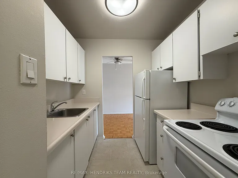 49 Leaside Dr #403 — Photo 2