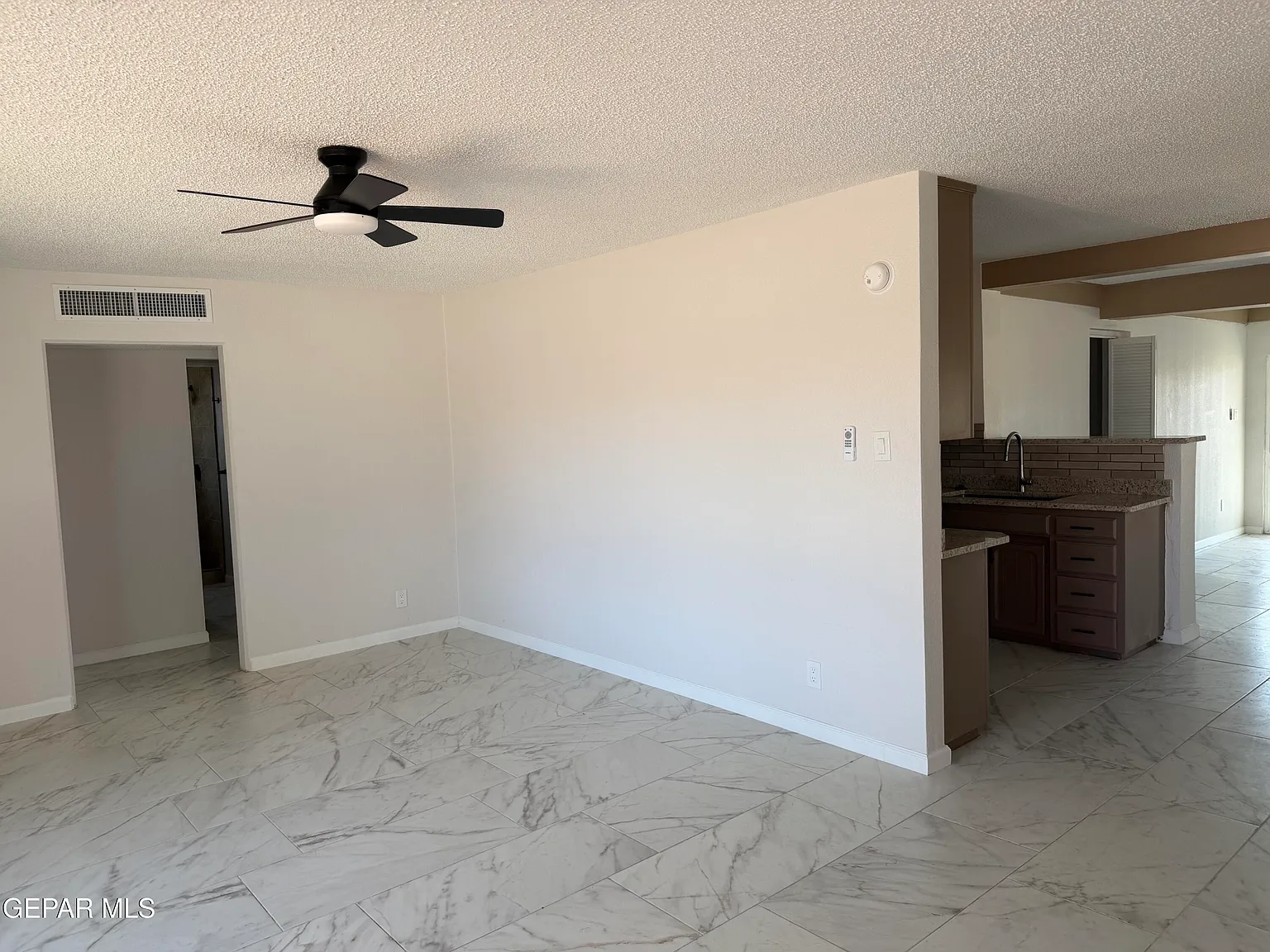 3 bed, 2.0 bath, 1827 sqft, $2,000 — Photo 3