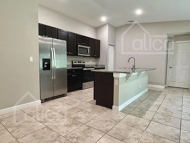 4 bed, 2.0 bath, 1883 sqft, $2,095 — Photo 4