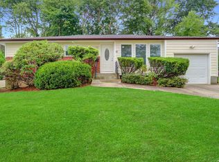 10 Benmor Ct, Plainview, NY 11803