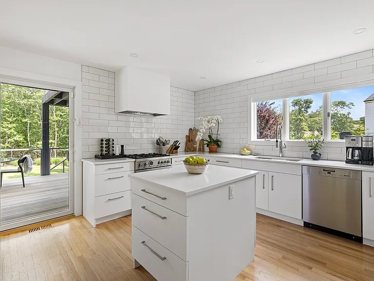 15 Margaret Dr — Photo 8