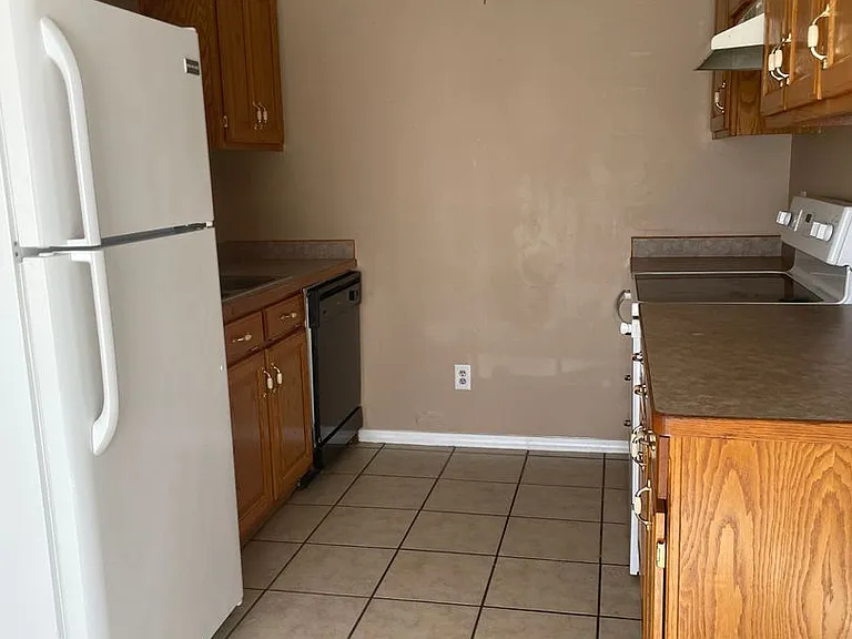 1001 S Saint Louis Ave — Photo 4