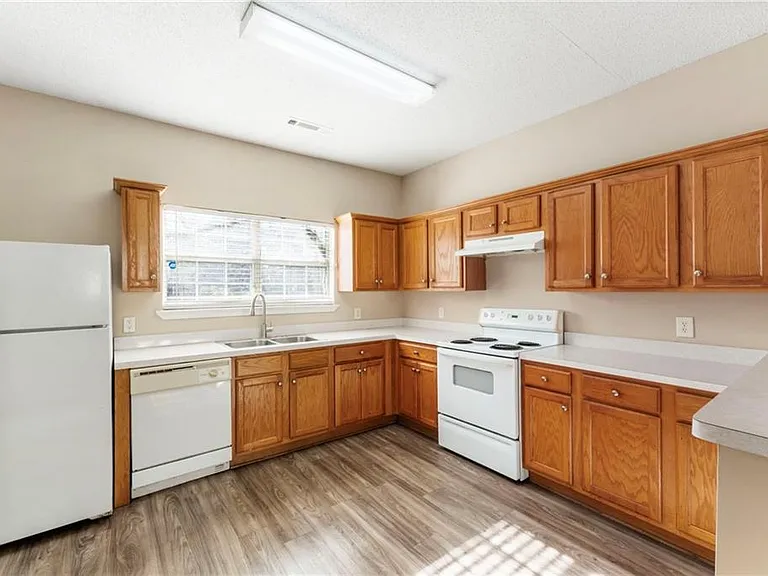 6750 Sunset Hills Blvd — Photo 11