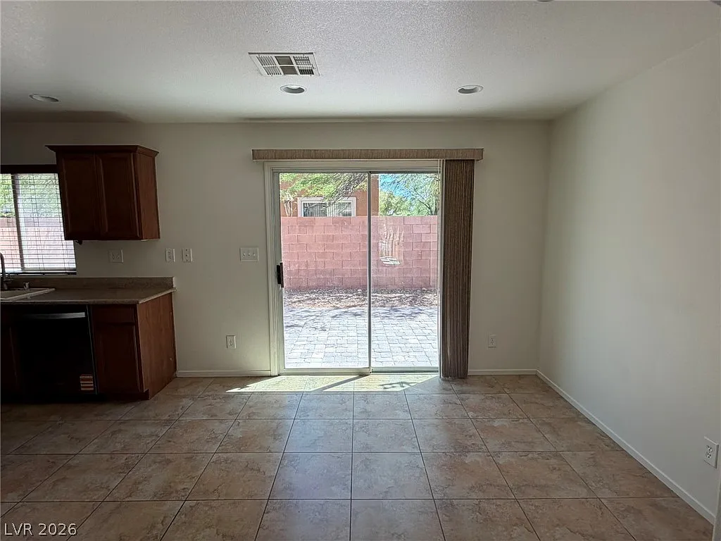 4 bed, 3.0 bath, 1686 sqft, $2,190 — Photo 3