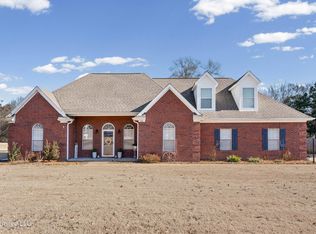 114 Leslie Dr, Senatobia, MS 38668