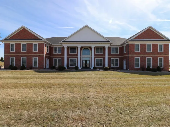 7797 Belo Dr, Peosta, IA 52068