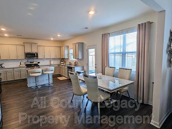 5th image of 3433 Hawthorn Farm Blvd