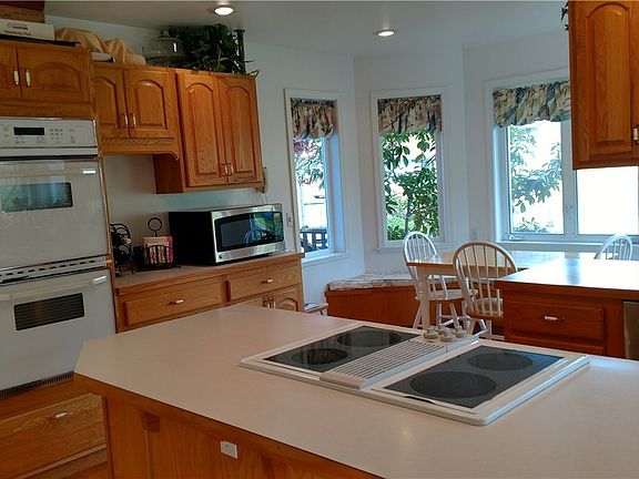 5th image of 909 N Baker St