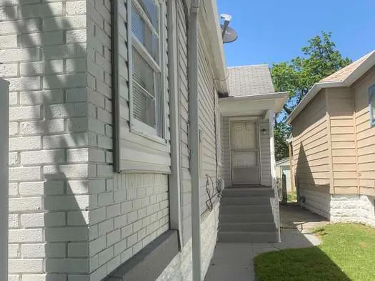 2115 Dumesnil St — Photo 2
