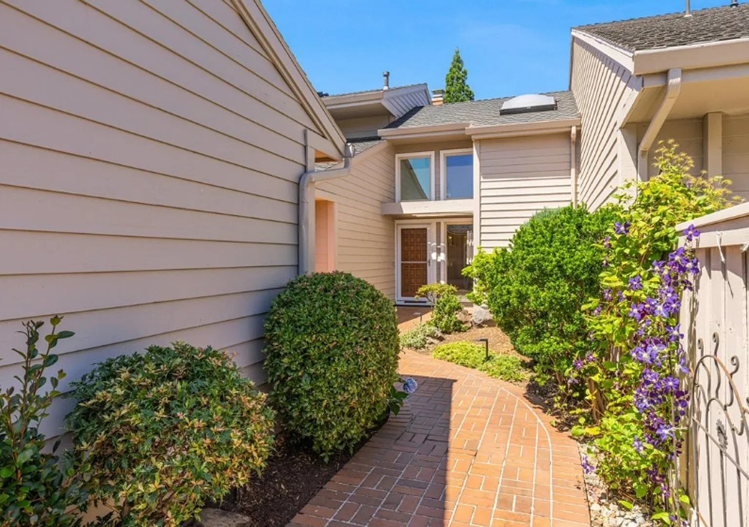 Prime Charbonneau Golf Community Location! 2 Bed, 2.5 Bath + Den, A/C, Washer/Dryer and Garage — Photo 3