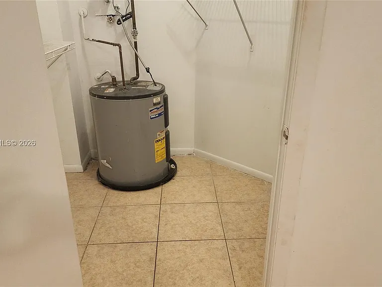 8290 Lake Dr #405 — Photo 10