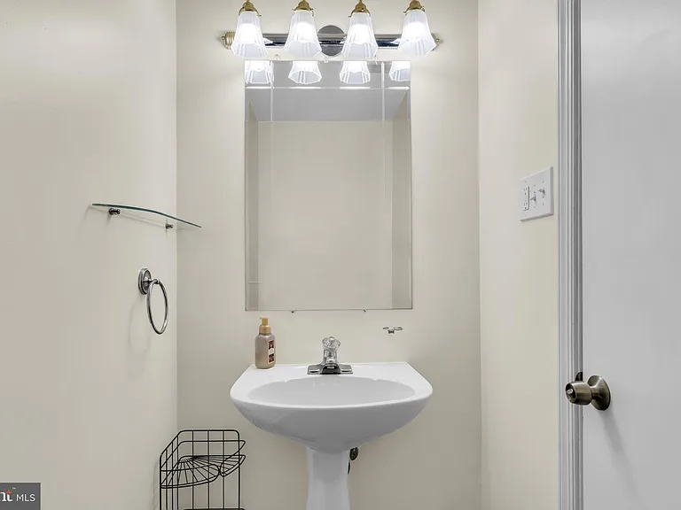 606 Northcliffe Dr — Photo 8