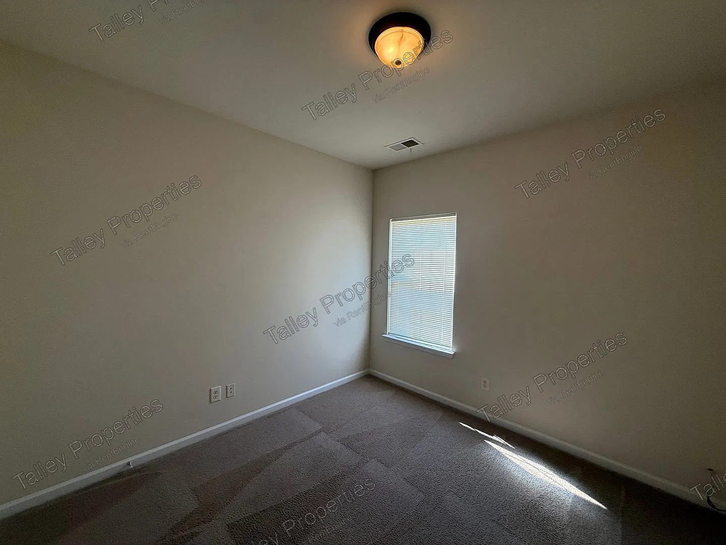 5 bed, 2.5 bath, 2700 sqft, $2,595 — Photo 4