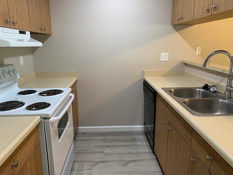 Sandalwood Apartments — Photo 17
