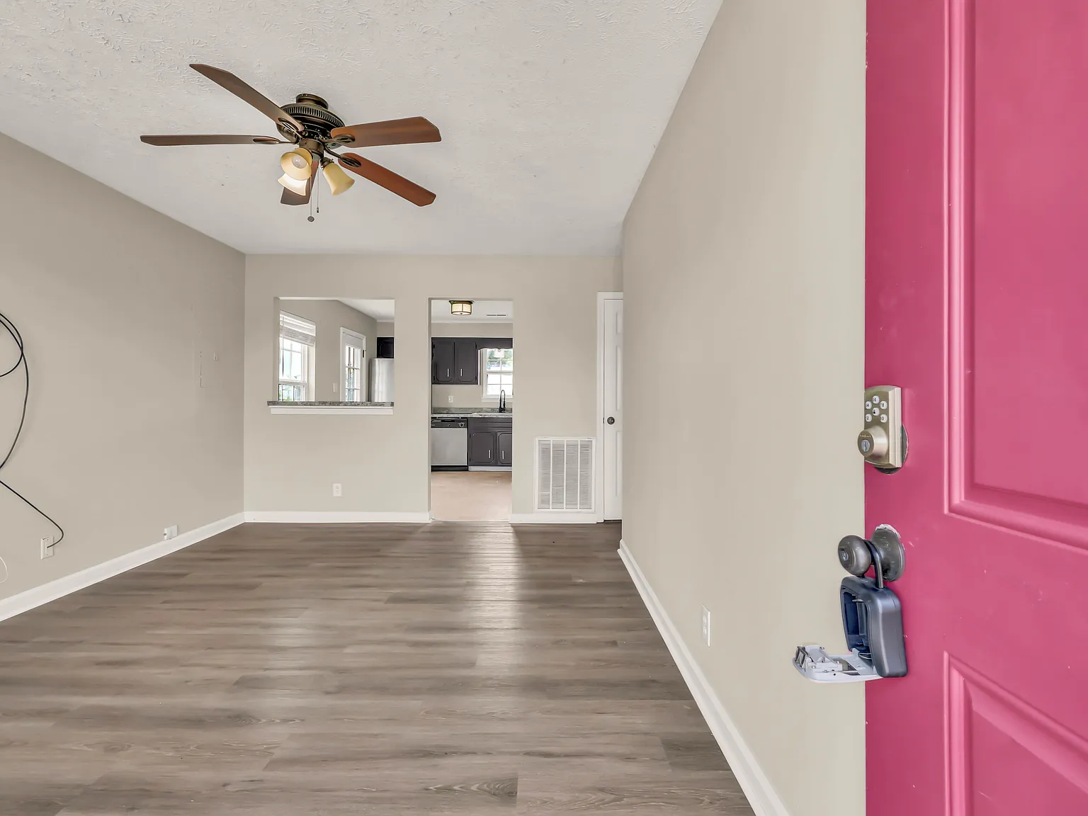 3 bed, 1.5 bath, 980 sqft, $1,350 — Photo 2