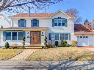22 Spruce St, Hicksville, NY 11801