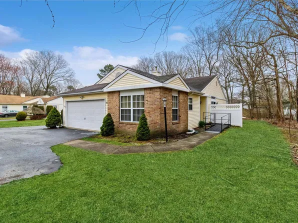 6 Possum Path #6, Coram, NY 11727