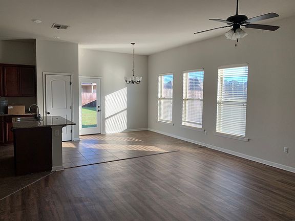 4th image of 302 Ouachita Dr