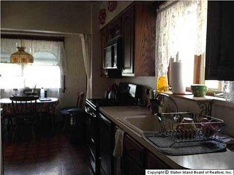 4th image of 272 Saint John Ave