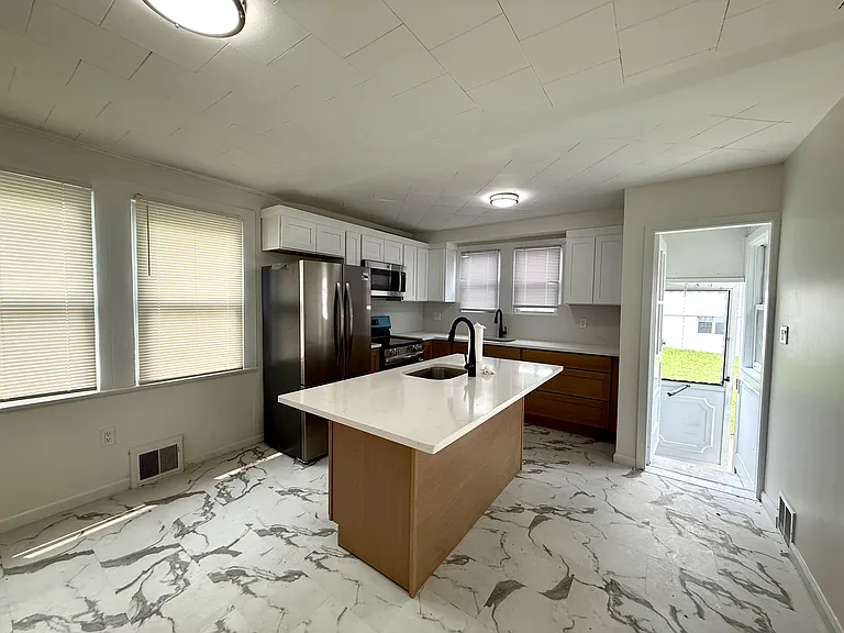 1409 Lawrence Ave — Photo 11
