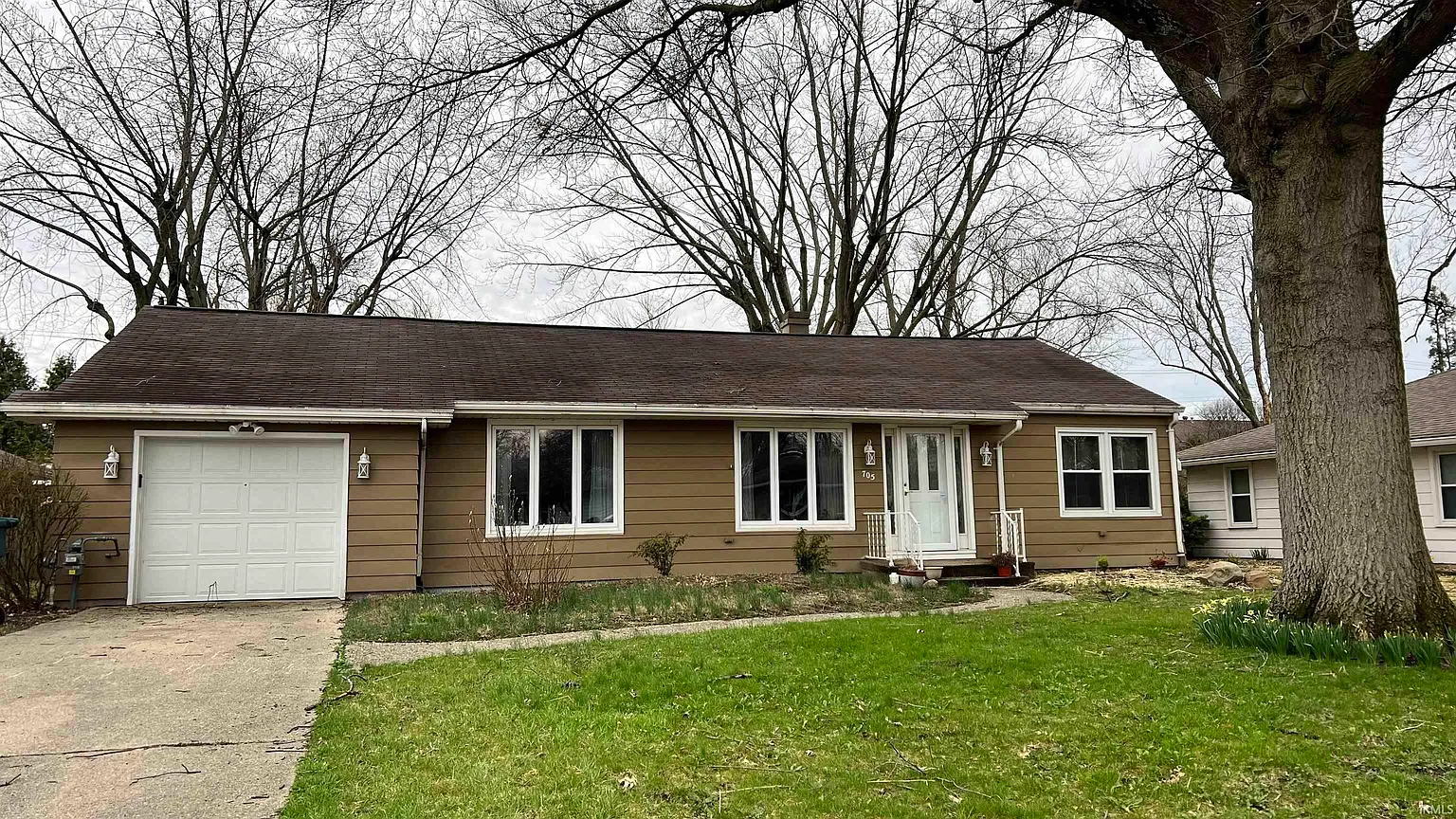 705 W Cromer Ave photo 1