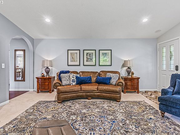 3rd image of 621 Shahala St E
