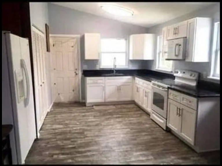 1630 Hillside Ln — Photo 5