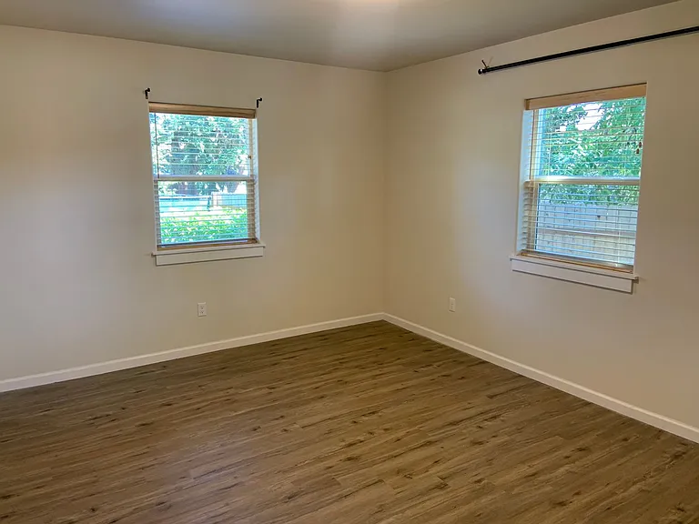702 College St — Photo 11