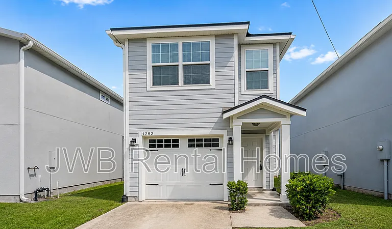 1252 Mull St — Photo 1