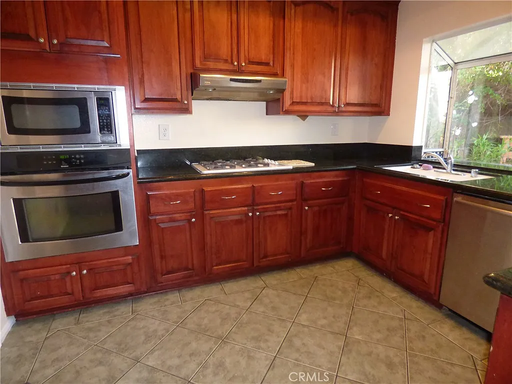 4 bed, 3.5 bath, 2382 sqft, $5,600 — Photo 3