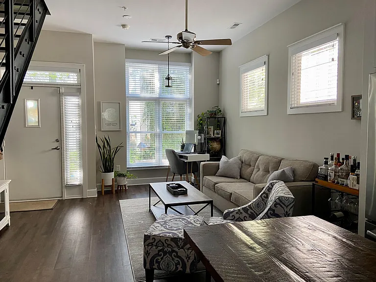 661 N Alexander St — Photo 3