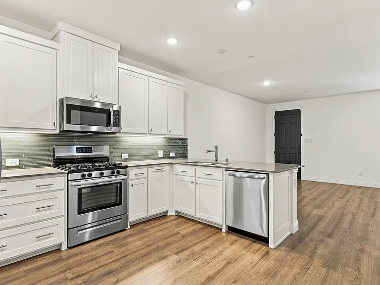 537 Parkside Dr — Photo 13