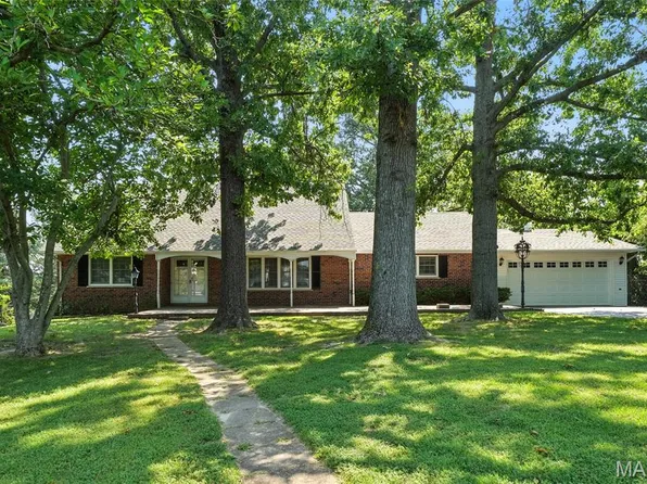 6890 Christopher Dr, Saint Louis, MO 63129