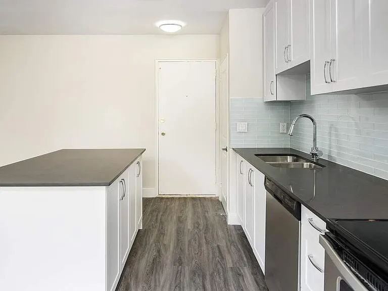 1301 Dundas St W — Photo 21