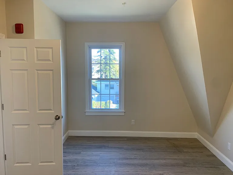 129 Kenoza Ave — Photo 19