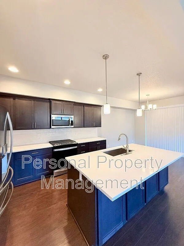 4 bed, 2.5 bath, 2010 sqft, $2,595 — Photo 3
