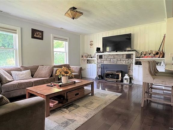 5th image of 16 Clearbrook Dr