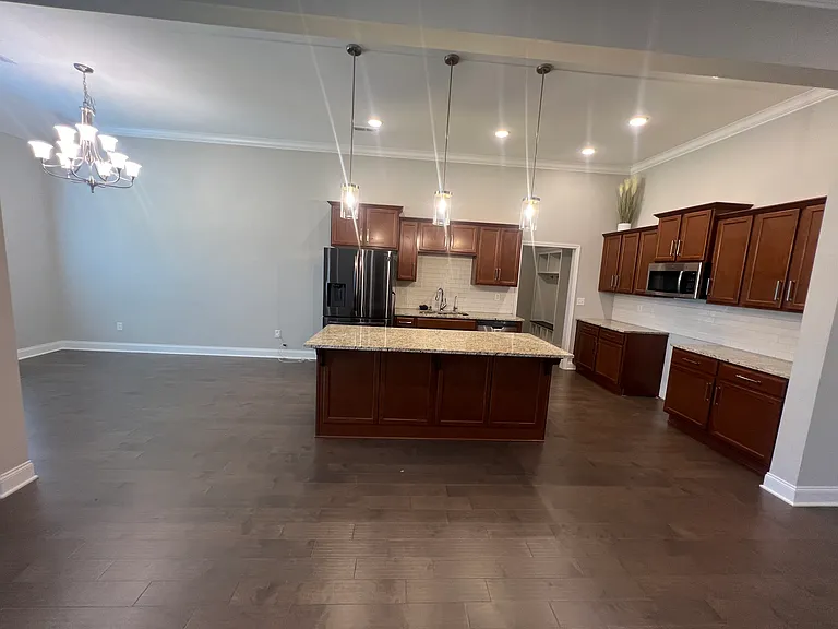 14829 Commonwealth Dr — Photo 7