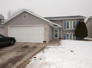 761 48th St S, Fargo, ND 58103