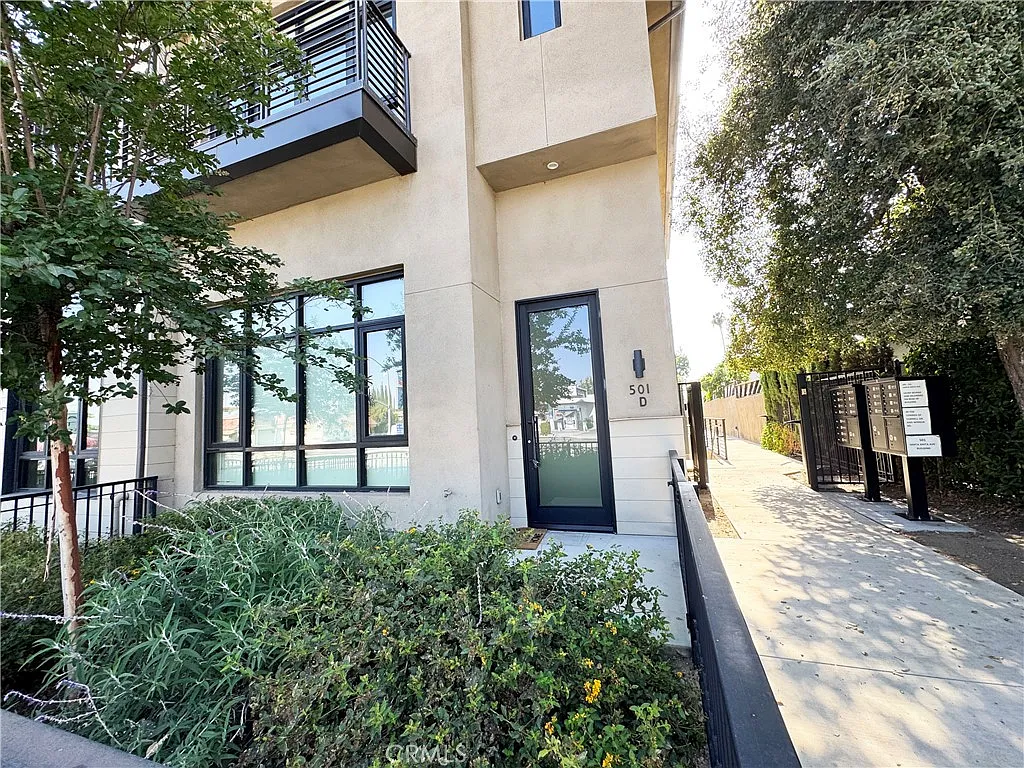 3 bed, 1960 sqft, $4,700 — Photo 1