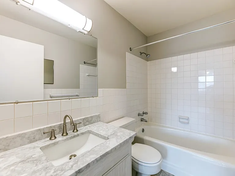 LaBlanche Apartments — Photo 15